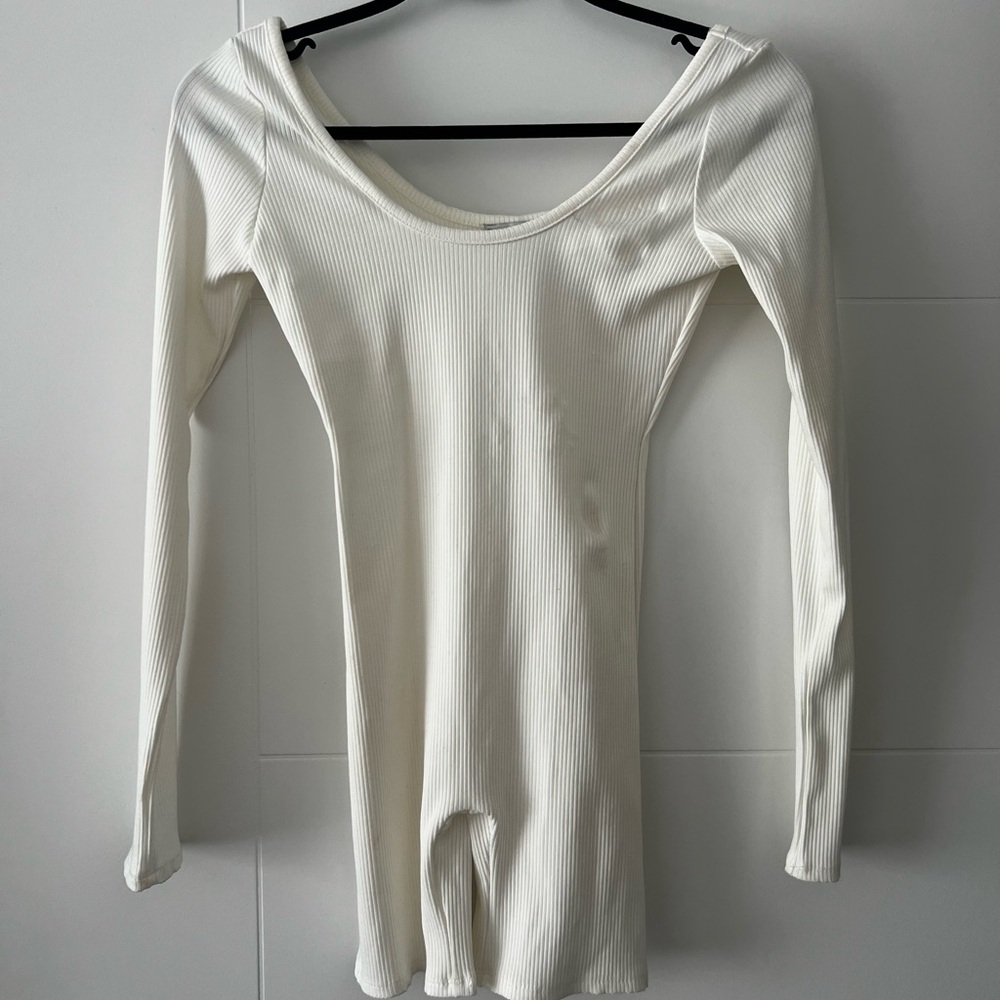 Elegant White Ribbed Women's Top